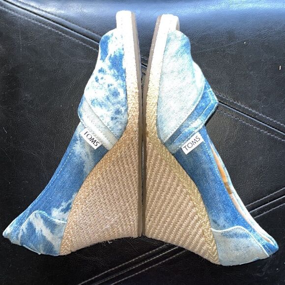EUC WOMEN’S SIZE 8.5 TOMS TIE DYE DENIM ESPADRILLES WEDGES OPEN TOE HEELS - Picture 4 of 7